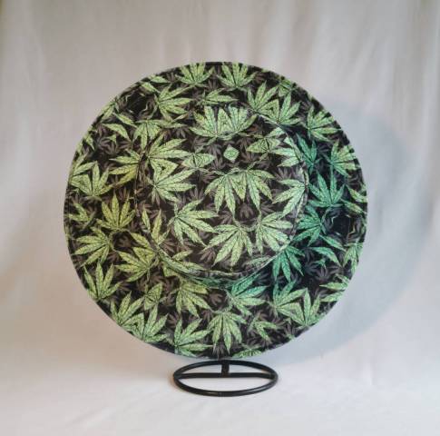 Chapeau de cr�ateur Weeds