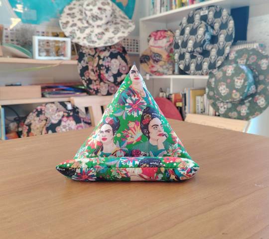 Le BIGOPOUF FRIDA vert, support de tlphone et tablette