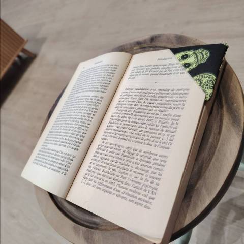 Marque page tte de mort fluo