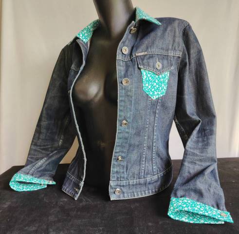 Veste en jean upcycl�e bleue