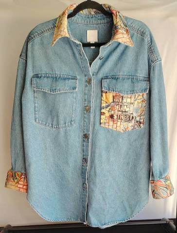 Veste en jean upcycl�e graffiti
