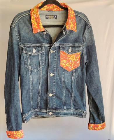 Veste en jean upcycl�e fleurs rouges et jaunes