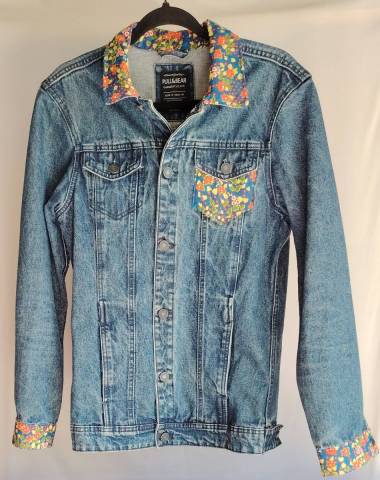 Veste en jean upcycl�e fleurs rouges fond bleu