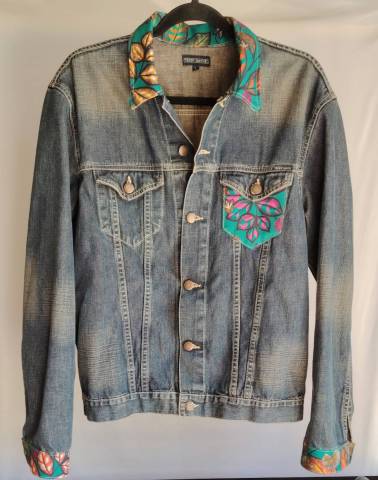 Veste en jean upcycl�e turquoise fleurs dor�es